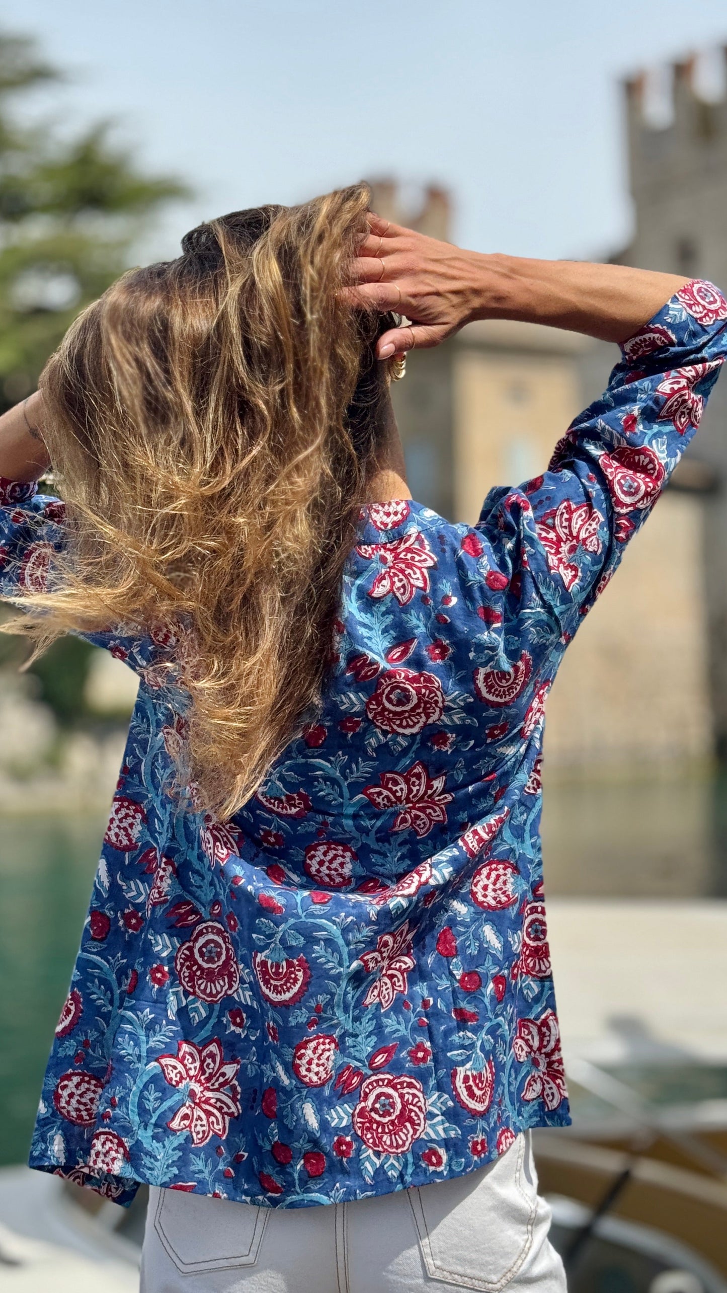 Camicia Donna in Cotone Indiano Block Print – Blu con Fantasia Floreale, Maniche 3/4, Colletto a V, Bottoni in Legno