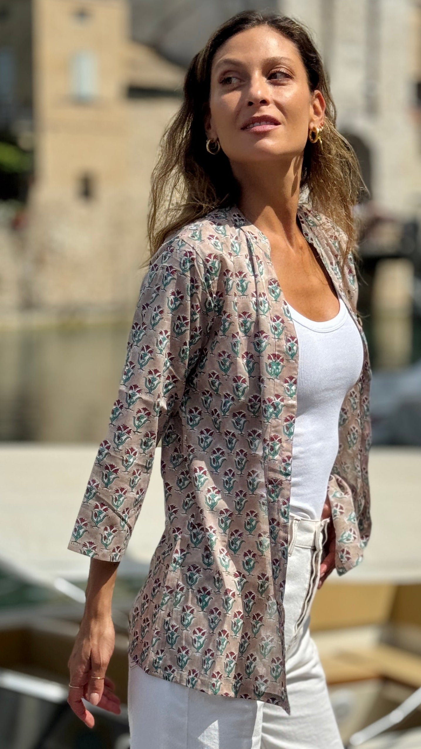 Camicia Donna in Cotone Indiano Block Print – Beige con Fantasia Floreale, Maniche 3/4, Colletto a V, Bottoni in Legno