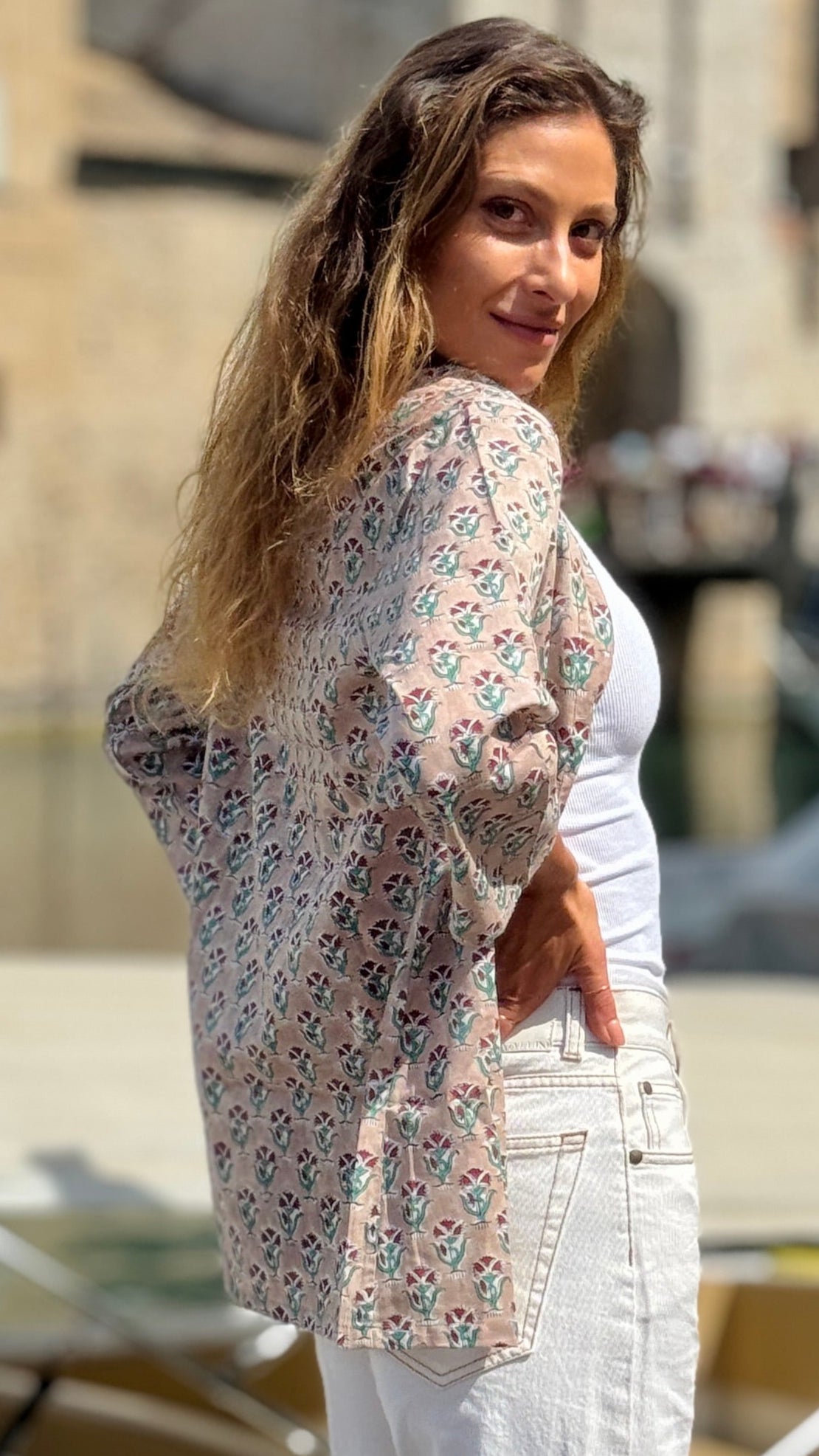 Camicia Donna in Cotone Indiano Block Print – Beige con Fantasia Floreale, Maniche 3/4, Colletto a V, Bottoni in Legno