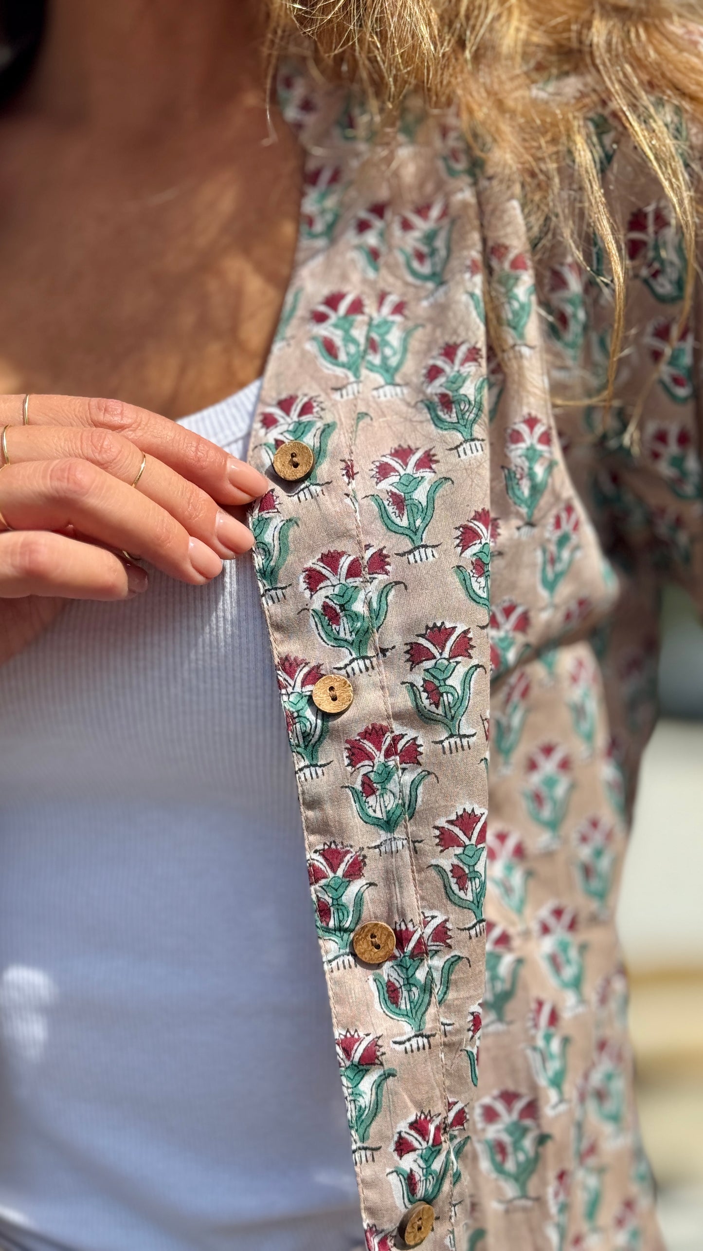 Camicia Donna in Cotone Indiano Block Print – Beige con Fantasia Floreale, Maniche 3/4, Colletto a V, Bottoni in Legno