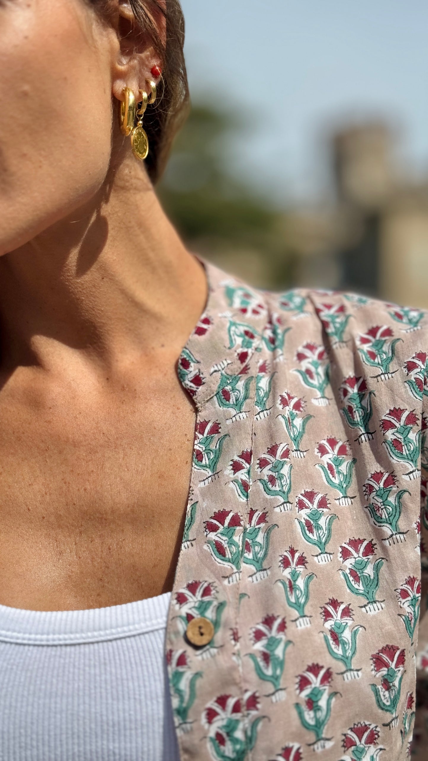 Camicia Donna in Cotone Indiano Block Print – Beige con Fantasia Floreale, Maniche 3/4, Colletto a V, Bottoni in Legno