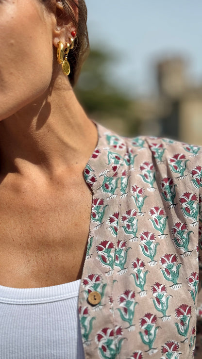 Camicia Donna in Cotone Indiano Block Print – Beige con Fantasia Floreale, Maniche 3/4, Colletto a V, Bottoni in Legno