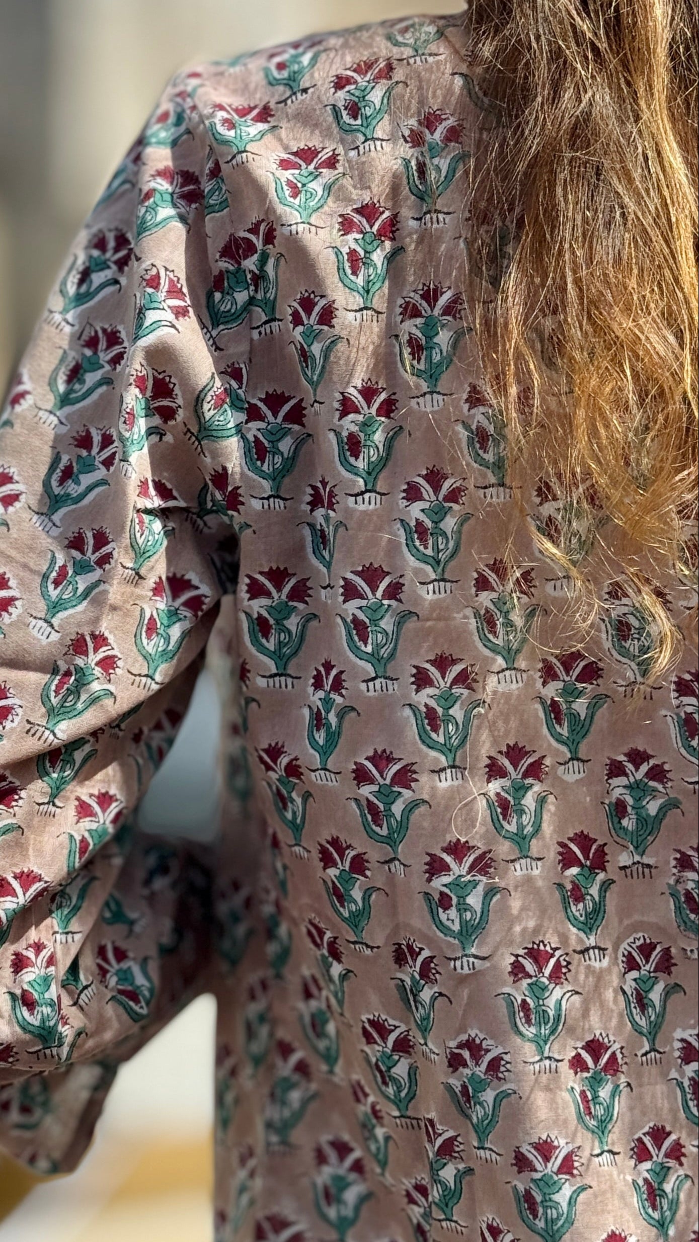 Camicia Donna in Cotone Indiano Block Print – Beige con Fantasia Floreale, Maniche 3/4, Colletto a V, Bottoni in Legno