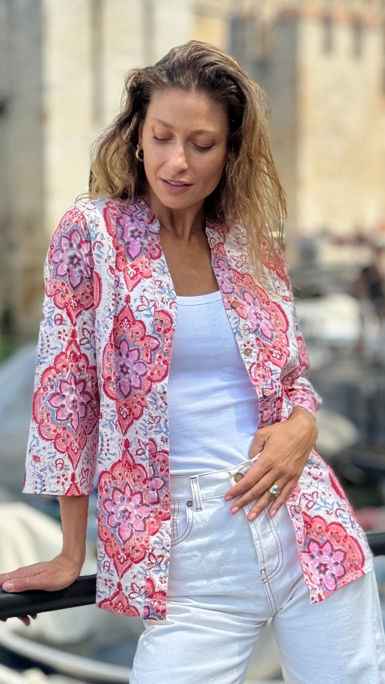 Camicia Donna in Cotone Indiano Block Print – Bianca e Rosa con Fantasia Geometrica, Maniche 3/4, Colletto a V, Bottoni in Legno