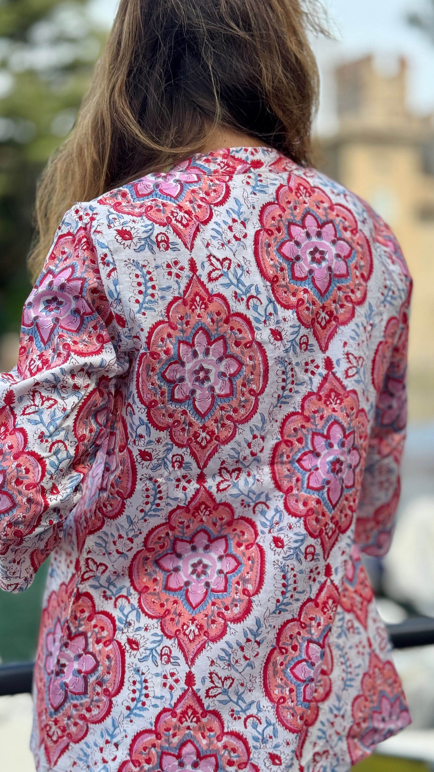Camicia Donna in Cotone Indiano Block Print – Bianca e Rosa con Fantasia Geometrica, Maniche 3/4, Colletto a V, Bottoni in Legno