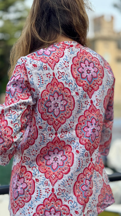 Camicia Donna in Cotone Indiano Block Print – Bianca e Rosa con Fantasia Geometrica, Maniche 3/4, Colletto a V, Bottoni in Legno