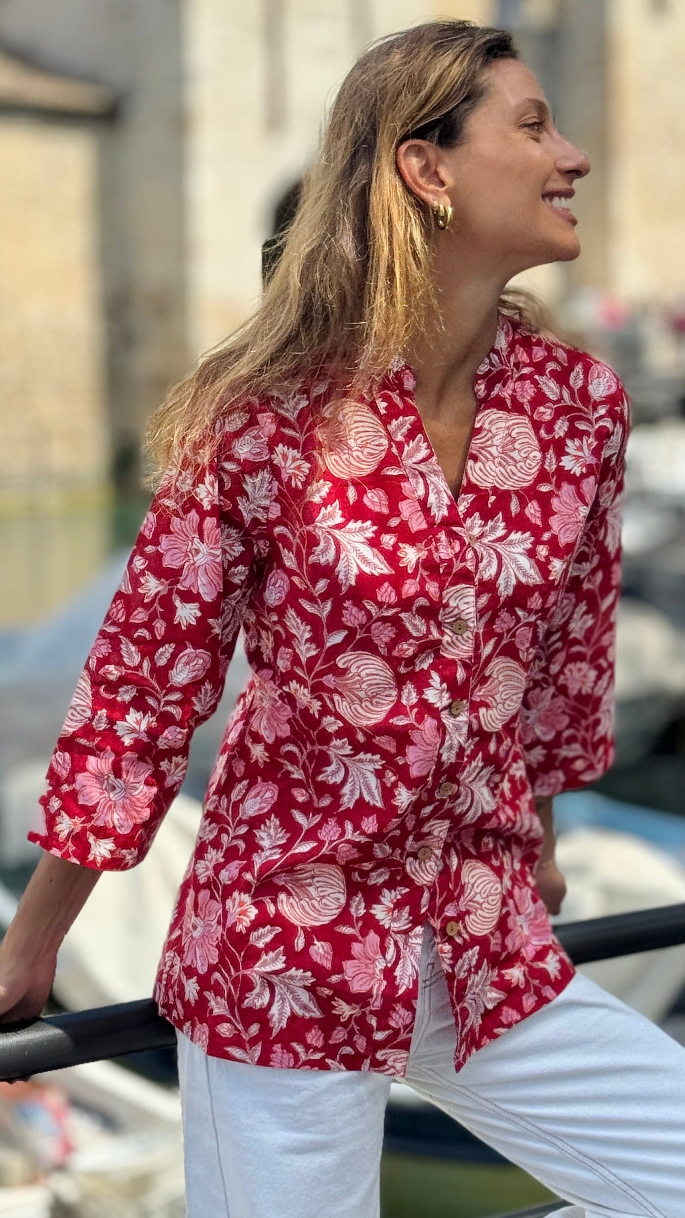 Camicia Donna in Cotone Indiano Block Print – Rossa con Fiori, Maniche 3/4, Colletto a V e Bottoni in Legno