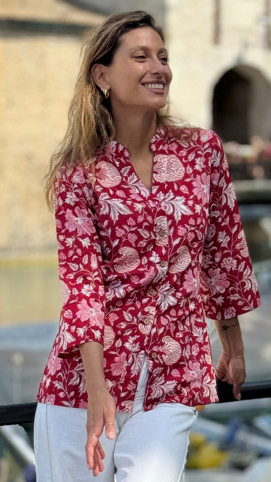 Camicia Donna in Cotone Indiano Block Print – Rossa con Fiori, Maniche 3/4, Colletto a V e Bottoni in Legno