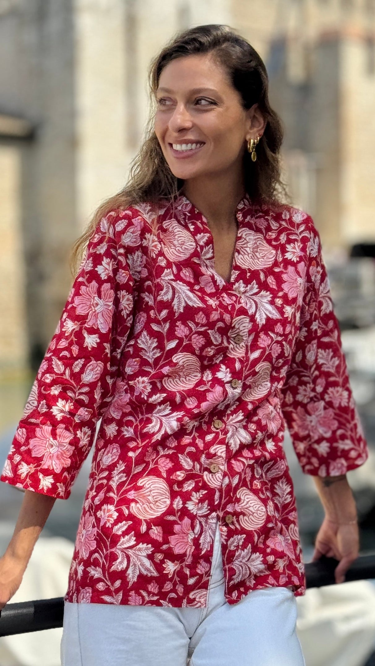 Camicia Donna in Cotone Indiano Block Print – Rossa con Fiori, Maniche 3/4, Colletto a V e Bottoni in Legno