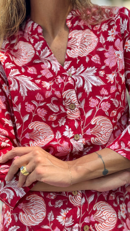 Camicia Donna in Cotone Indiano Block Print – Rossa con Fiori, Maniche 3/4, Colletto a V e Bottoni in Legno