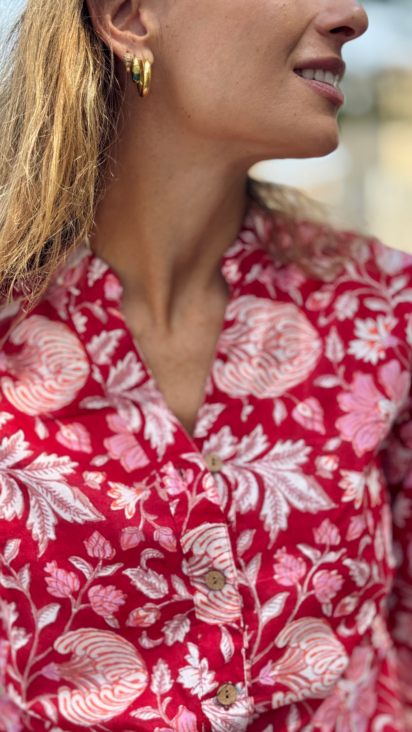 Camicia Donna in Cotone Indiano Block Print – Rossa con Fiori, Maniche 3/4, Colletto a V e Bottoni in Legno