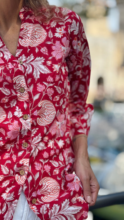 Camicia Donna in Cotone Indiano Block Print – Rossa con Fiori, Maniche 3/4, Colletto a V e Bottoni in Legno