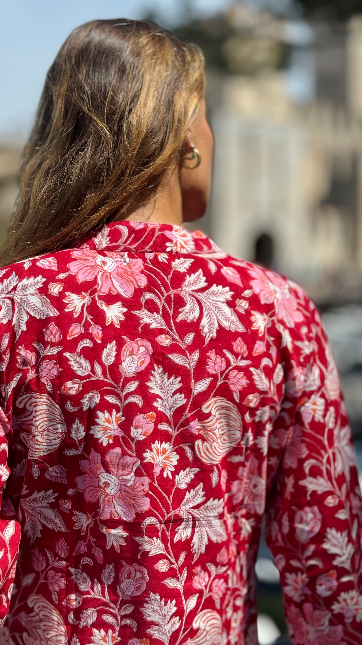 Camicia Donna in Cotone Indiano Block Print – Rossa con Fiori, Maniche 3/4, Colletto a V e Bottoni in Legno