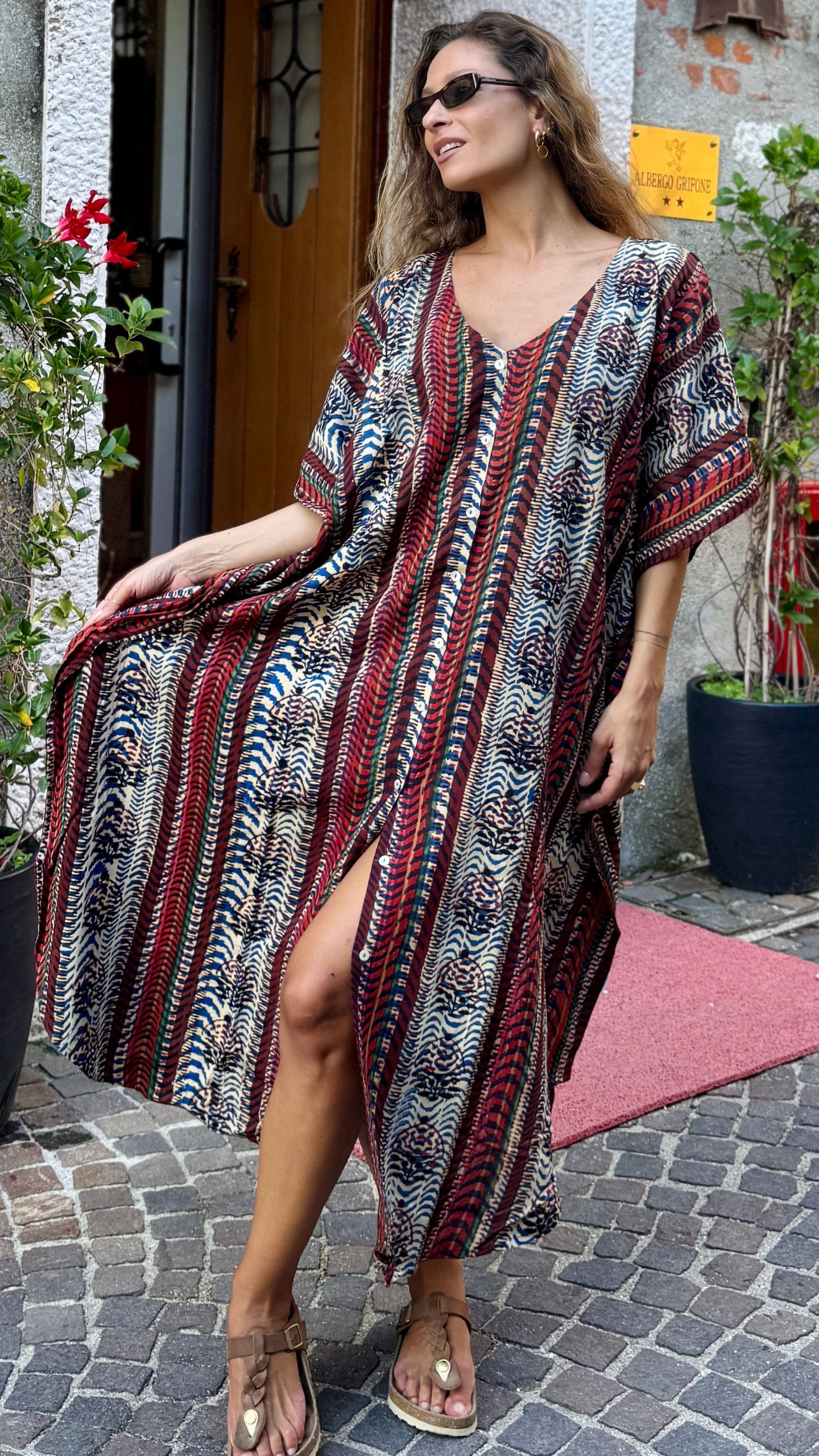 Caftano in cotone indiano stampato a mano con tecnica Block print, diesegno della stampa geometrico Rajasthan style, colori beige, rosso, blu e nero