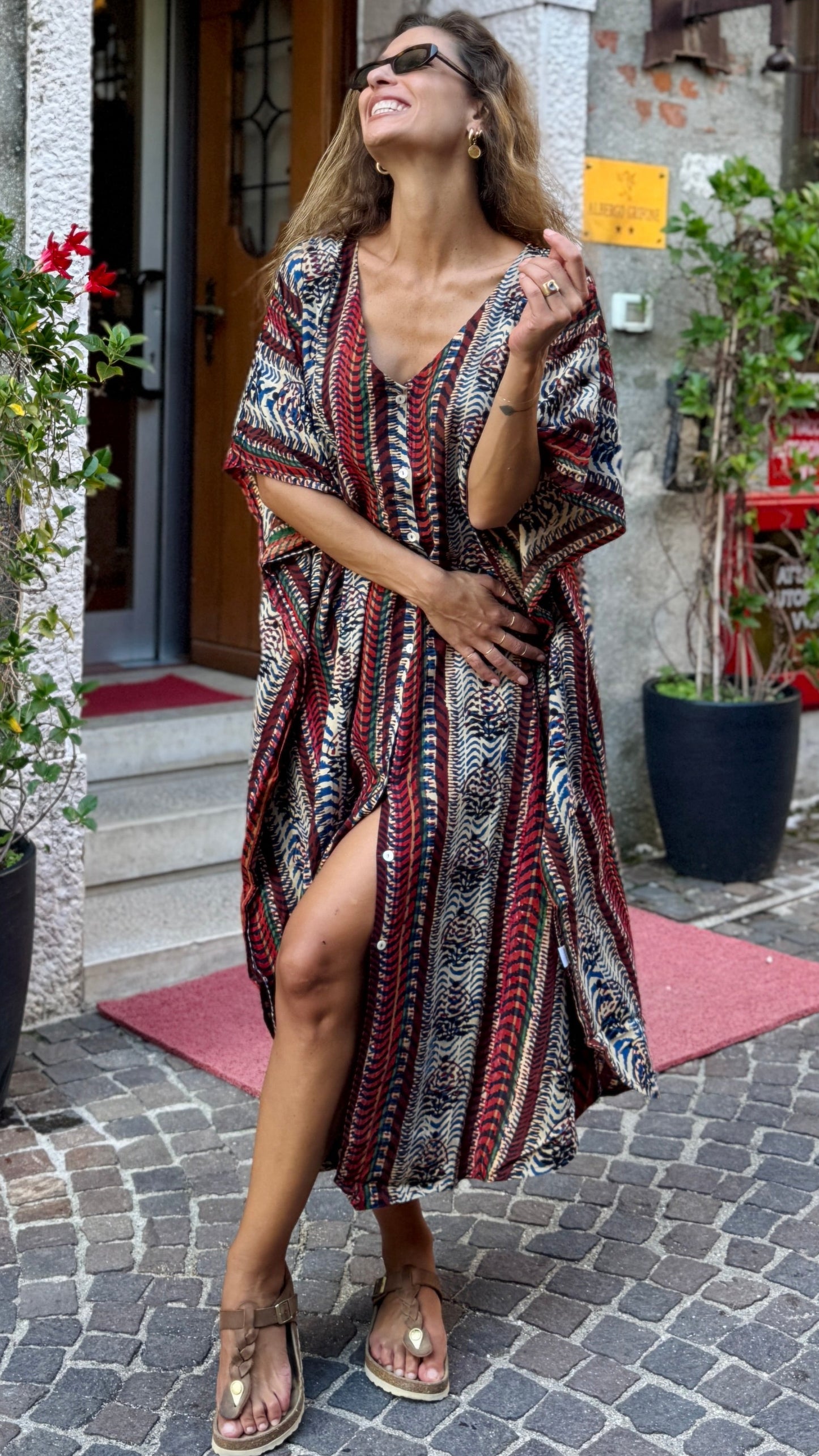 Caftano in cotone indiano stampato a mano con tecnica Block print, diesegno della stampa geometrico Rajasthan style, colori beige, rosso, blu e nero