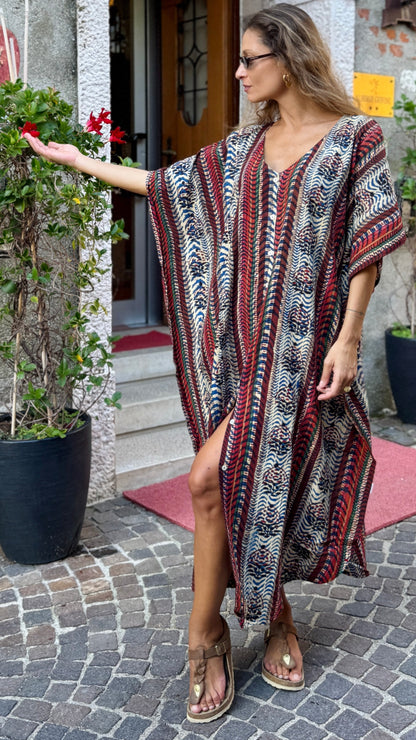 Caftano in cotone indiano stampato a mano con tecnica Block print, diesegno della stampa geometrico Rajasthan style, colori beige, rosso, blu e nero