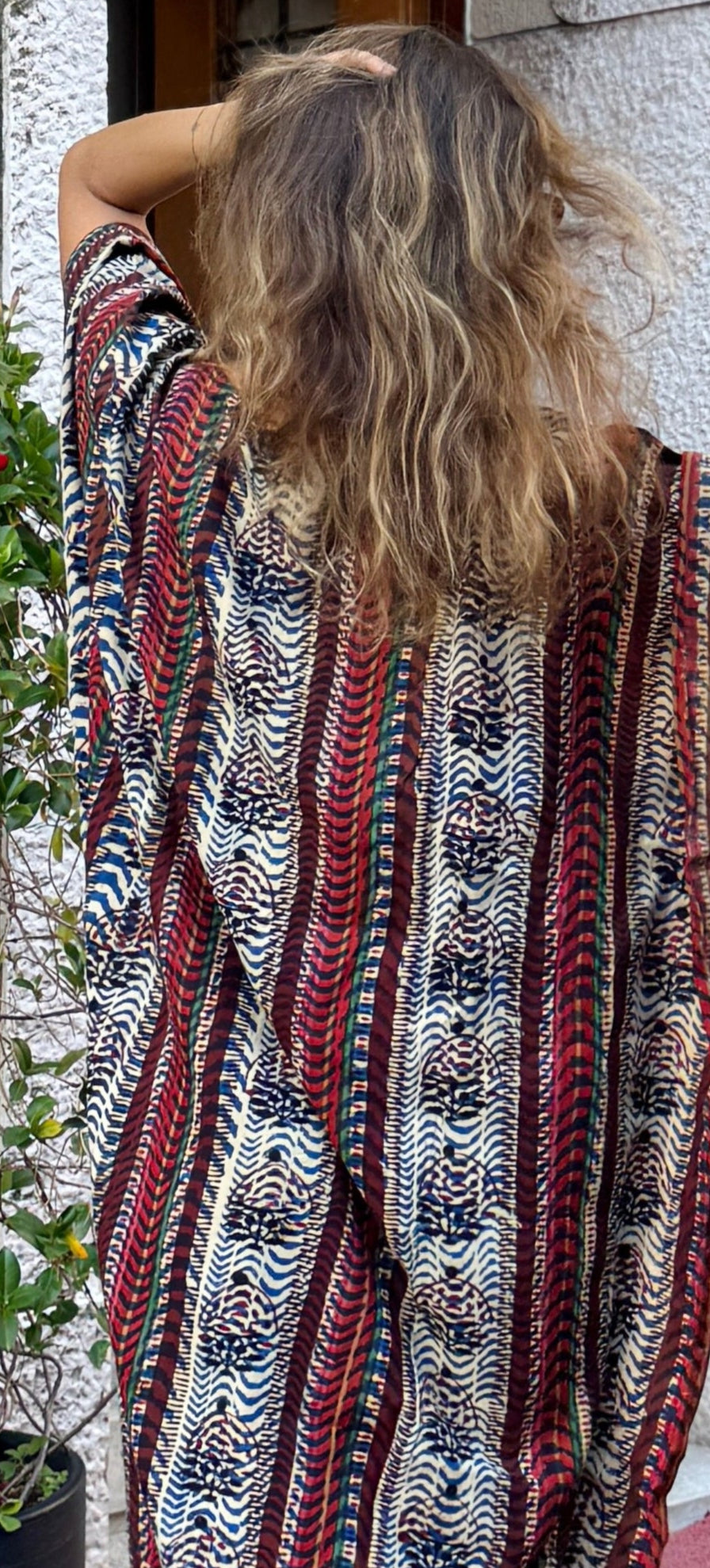 Caftano in cotone indiano stampato a mano con tecnica Block print, diesegno della stampa geometrico Rajasthan style, colori beige, rosso, blu e nero