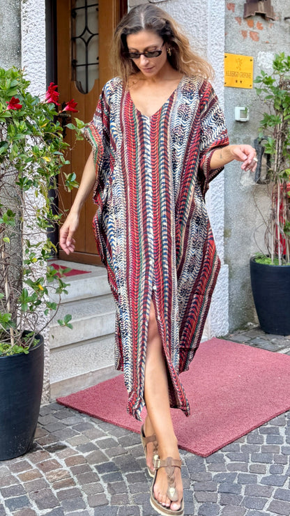 Caftano in cotone indiano stampato a mano con tecnica Block print, diesegno della stampa geometrico Rajasthan style, colori beige, rosso, blu e nero