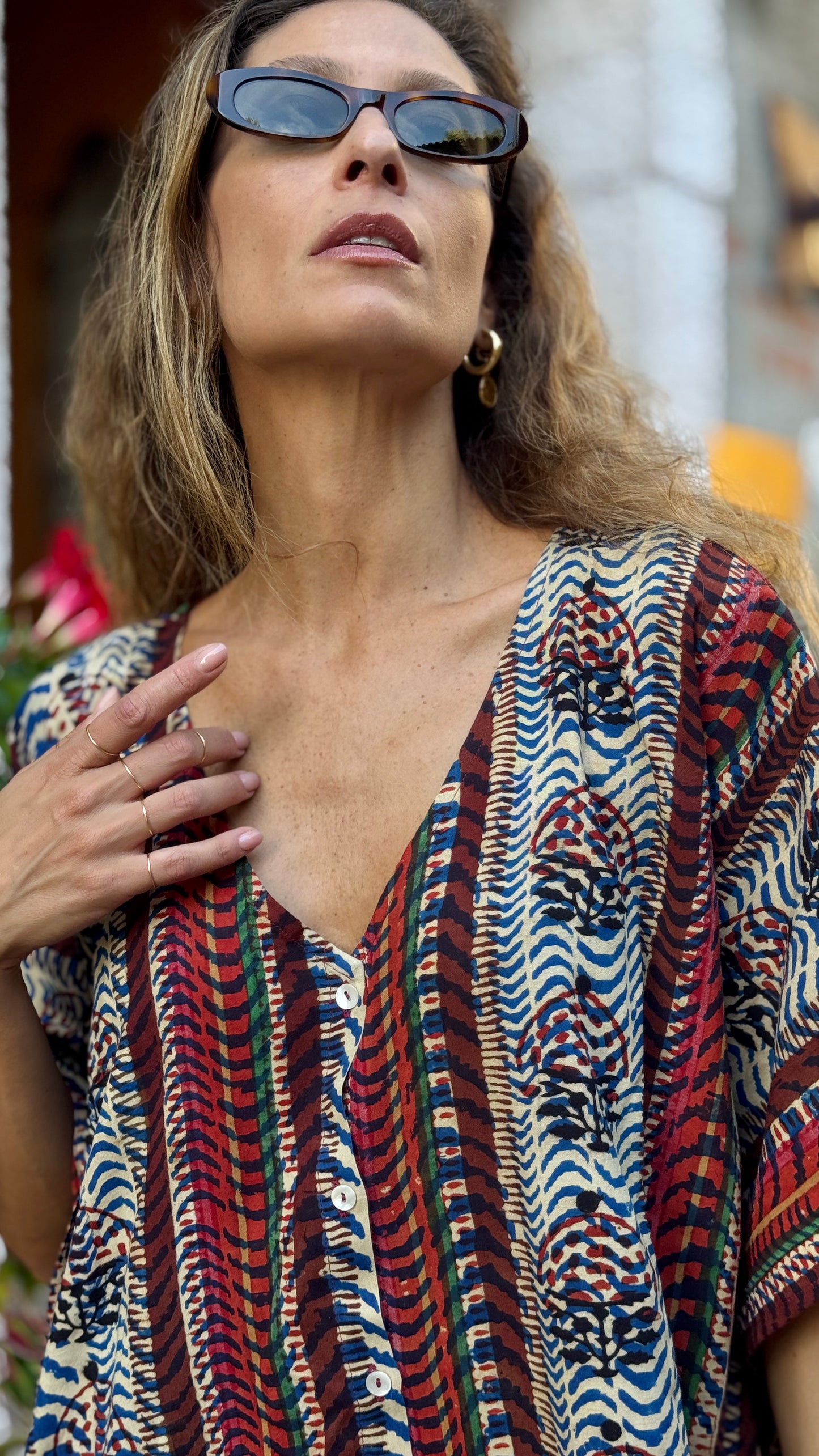 Caftano in cotone indiano stampato a mano con tecnica Block print, diesegno della stampa geometrico Rajasthan style, colori beige, rosso, blu e nero