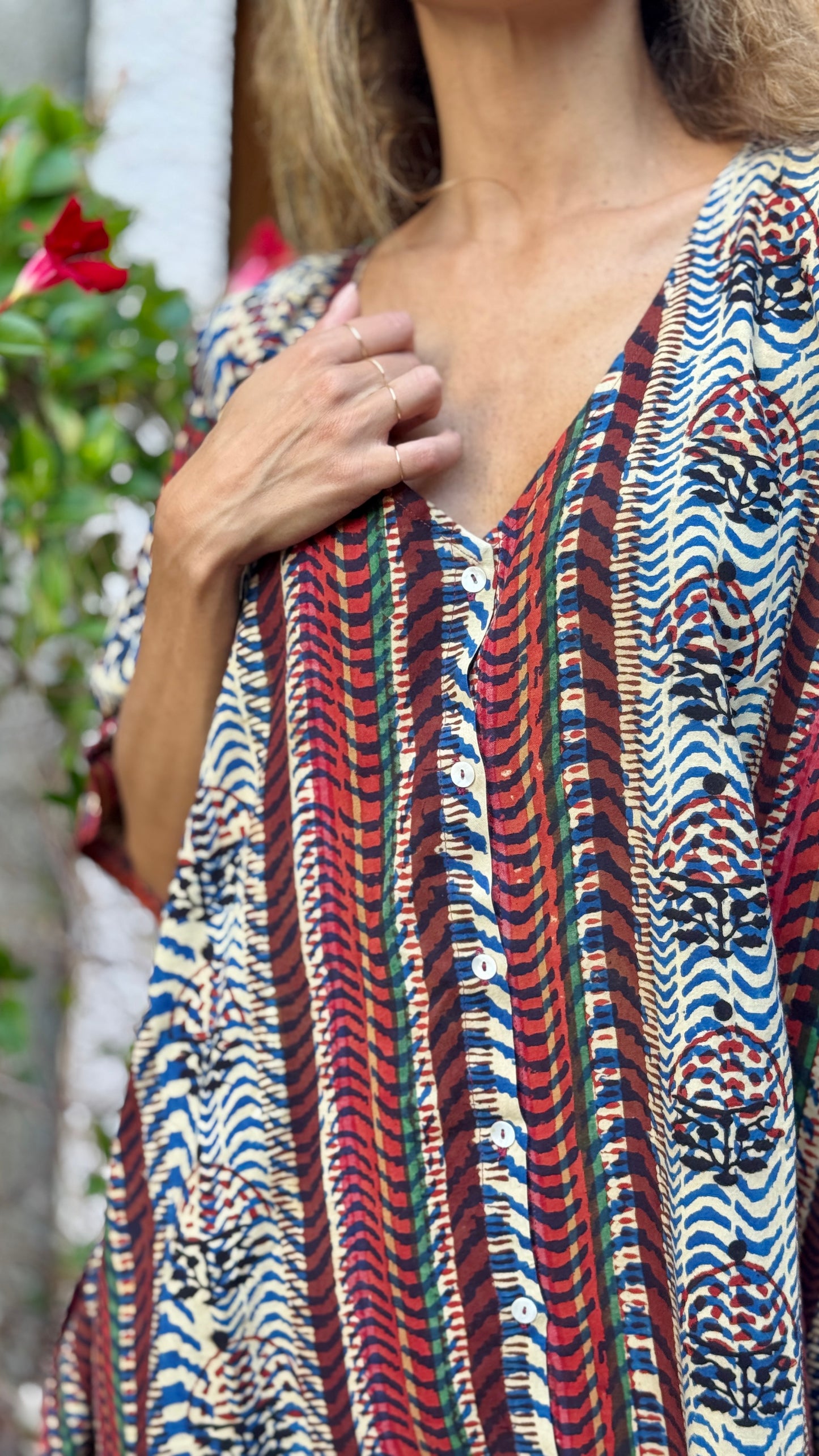 Caftano in cotone indiano stampato a mano con tecnica Block print, diesegno della stampa geometrico Rajasthan style, colori beige, rosso, blu e nero