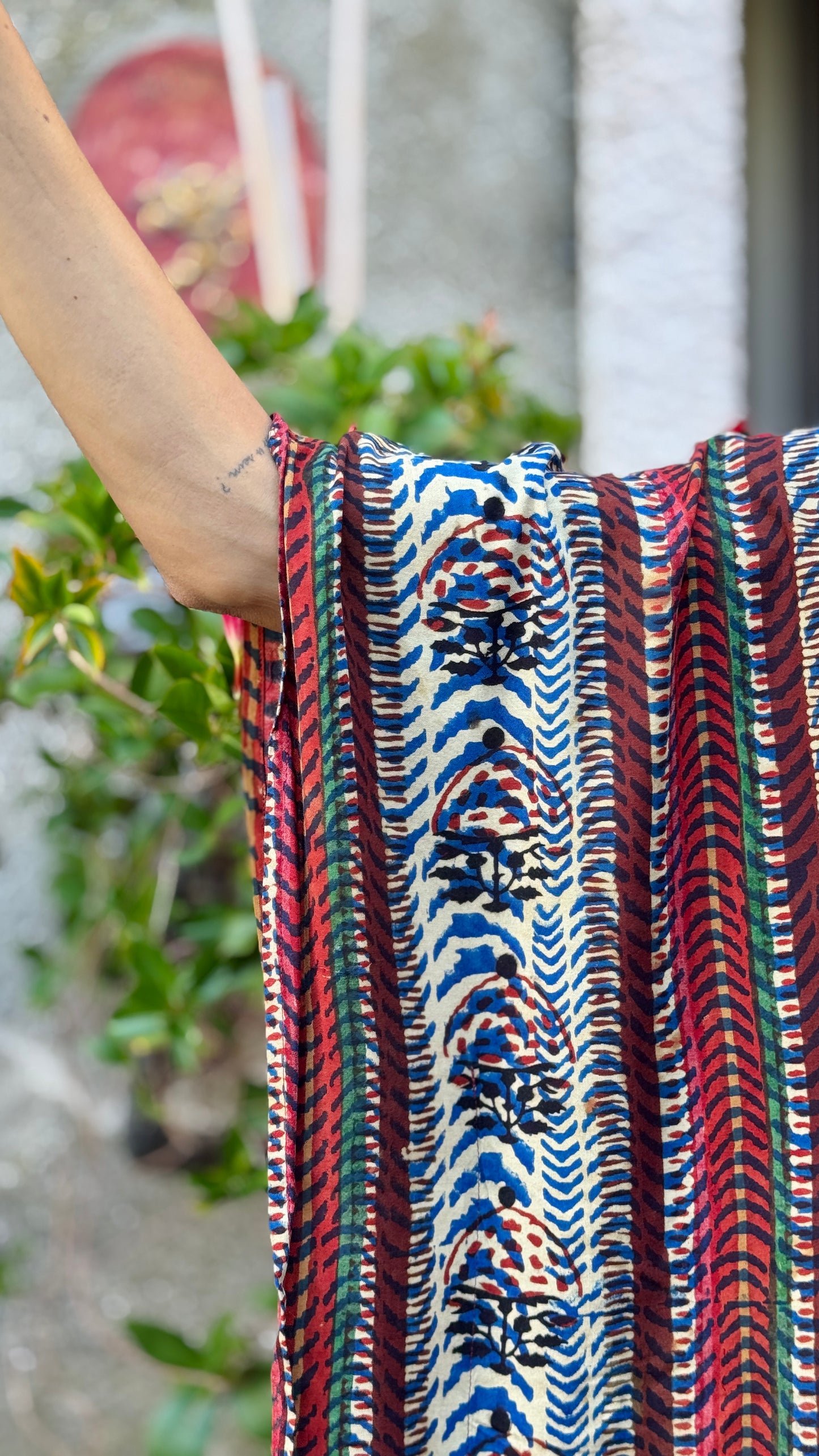 Caftano in cotone indiano stampato a mano con tecnica Block print, diesegno della stampa geometrico Rajasthan style, colori beige, rosso, blu e nero