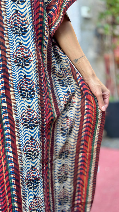 Caftano in cotone indiano stampato a mano con tecnica Block print, diesegno della stampa geometrico Rajasthan style, colori beige, rosso, blu e nero