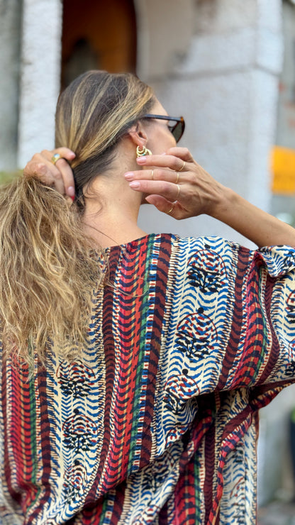 Caftano in cotone indiano stampato a mano con tecnica Block print, diesegno della stampa geometrico Rajasthan style, colori beige, rosso, blu e nero