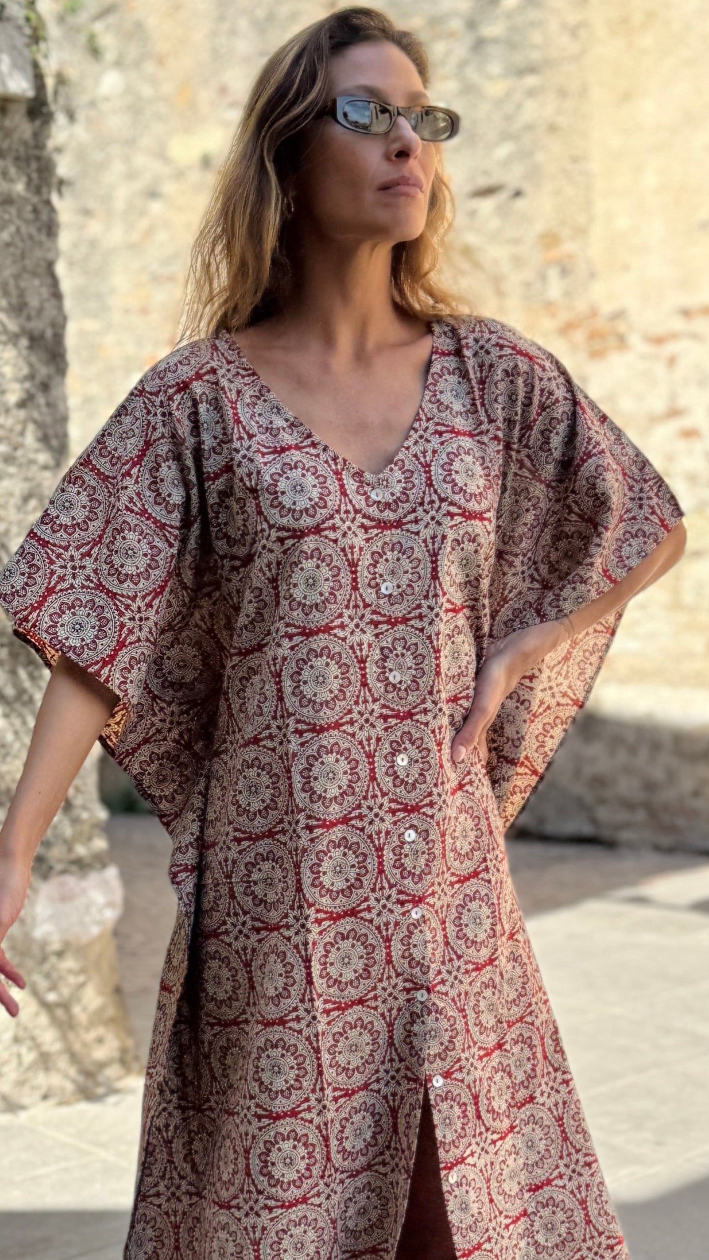 Caftano in Cotone Indiano Beige e Rosso con Stampa Block Print Geometrica – Eleganza Free Size