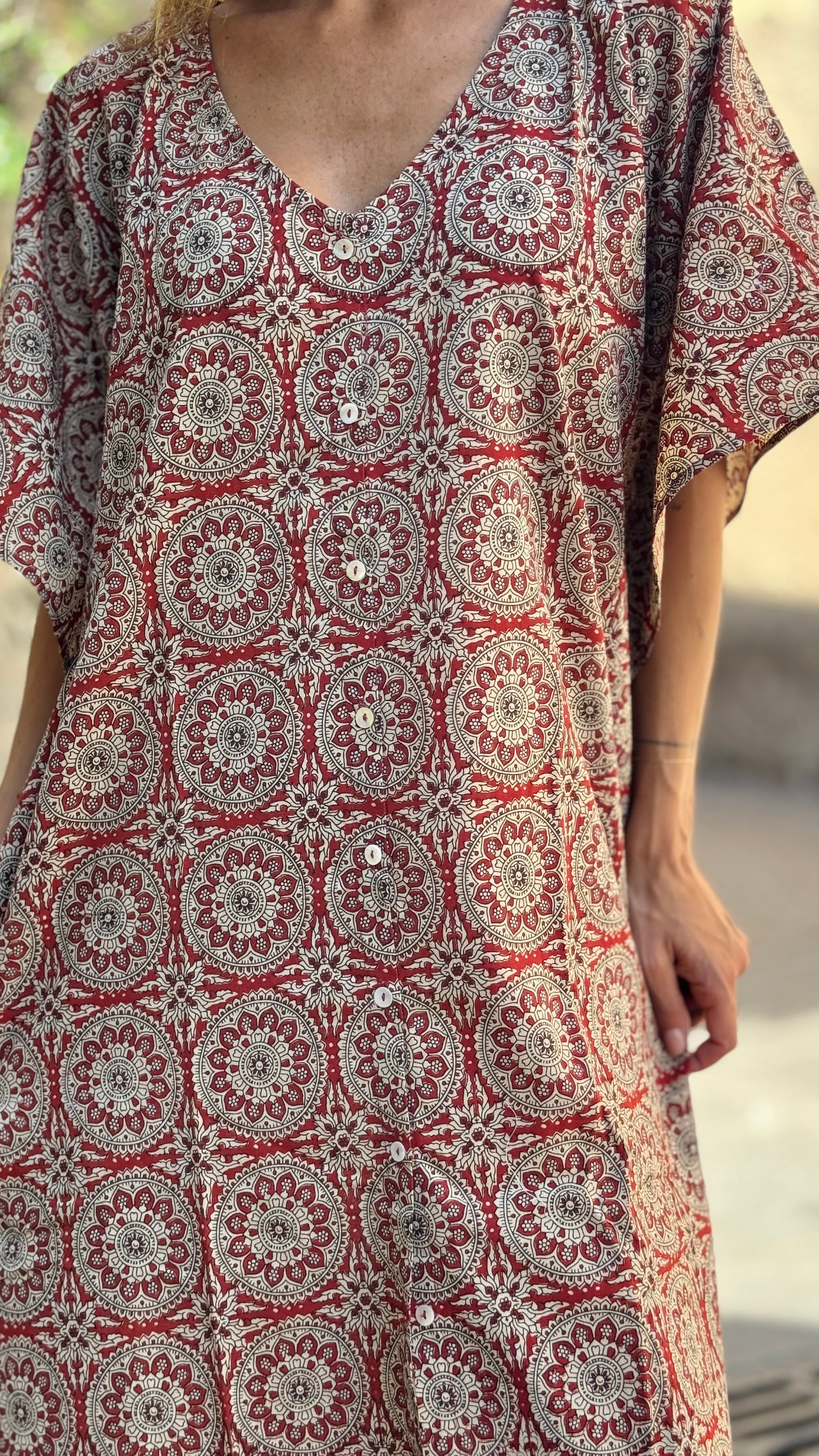 Caftano in Cotone Indiano Beige e Rosso con Stampa Block Print Geometrica – Eleganza Free Size