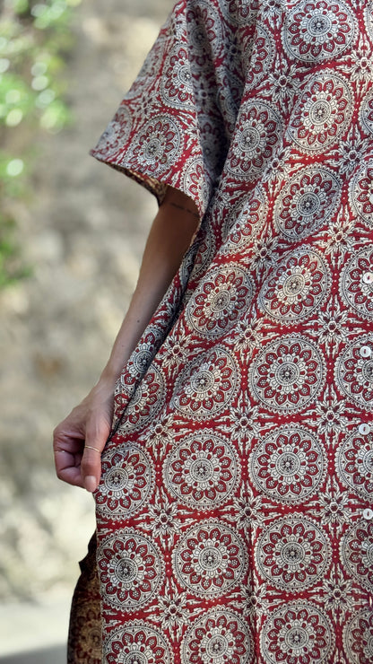 Caftano in Cotone Indiano Beige e Rosso con Stampa Block Print Geometrica – Eleganza Free Size
