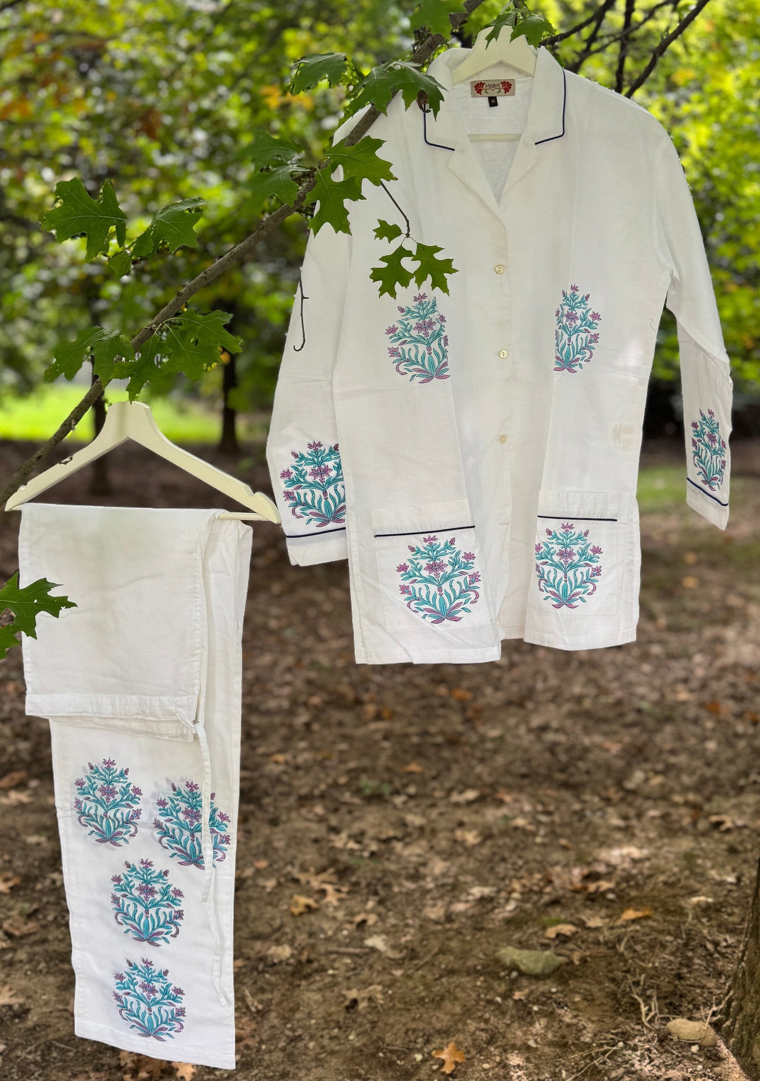 Pigiama set due pezzi in cotone voile bianco con stampe Buti azzurre e viola block print e profili piping blu.