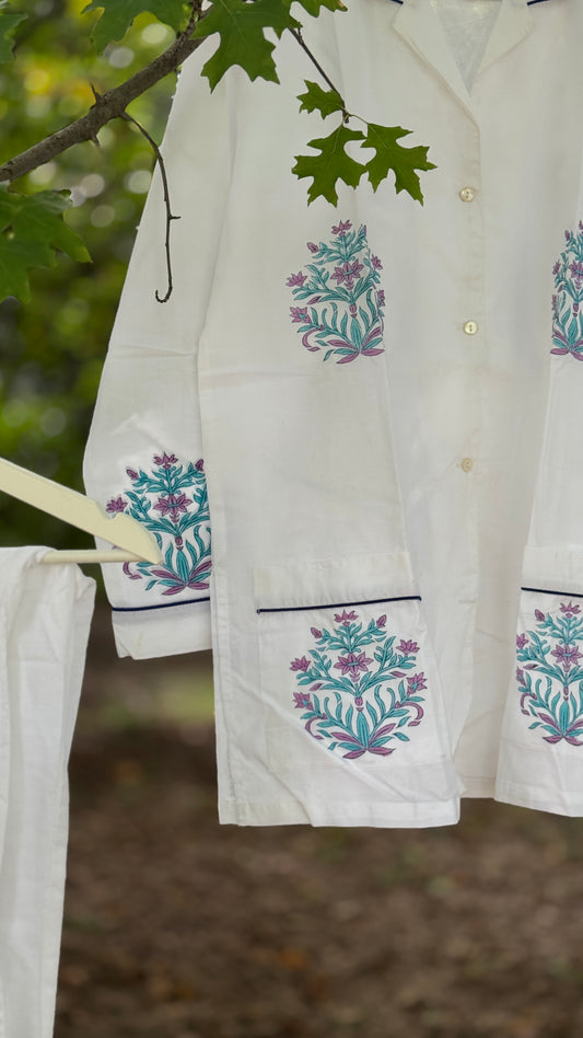Pigiama set due pezzi in cotone voile bianco con stampe Buti azzurre e viola block print e profili piping blu.