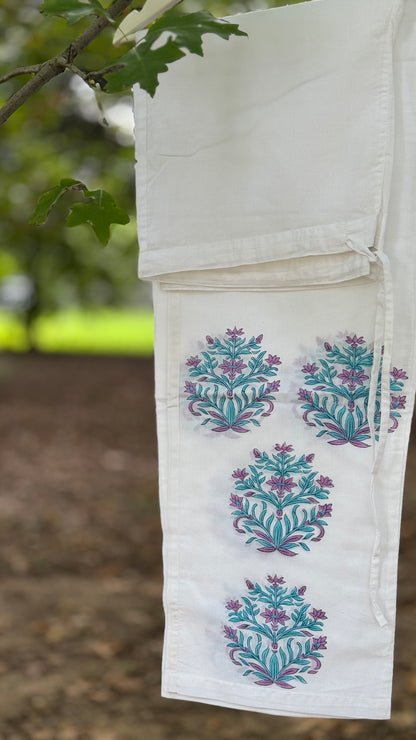 Pigiama set due pezzi in cotone voile bianco con stampe Buti azzurre e viola block print e profili piping blu.
